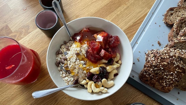 Statt Krapfen und Croissant frühstücke ich mit Haferporridge.