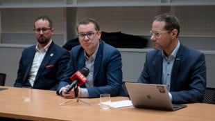 Patientenanwalt Michael Prunbauer (Mitte) mit Notruf NÖ-Chef Christian Fohringer (rechts) beim ...