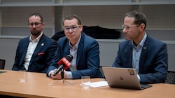 Patientenanwalt Michael Prunbauer (Mitte) mit Notruf NÖ-Chef Christian Fohringer (rechts) beim ...