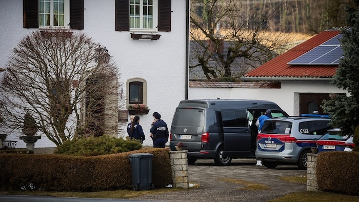 Polizisten am Tatort in Feldkirchen bei Mattighofen.