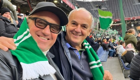 Bürmoos-Obmann Robert Eckschlager mit Kumpel beim Rapid-Anfeuern