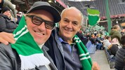 Bürmoos-Obmann Robert Eckschlager mit Kumpel beim Rapid-Anfeuern