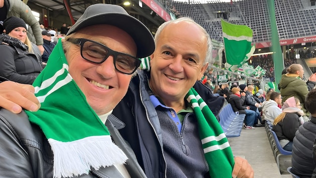 Bürmoos-Obmann Robert Eckschlager mit Kumpel beim Rapid-Anfeuern