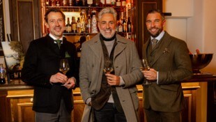 V.l.n.r.: Hoteldirektor Wolfgang Putz, Starkoch Roland Trettl und Habsburg-Chef Michael ...