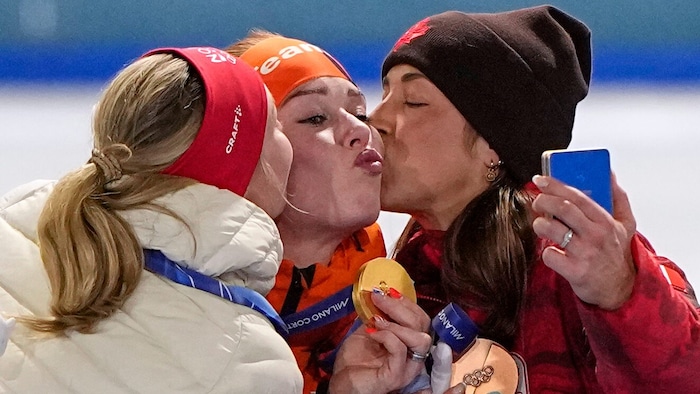 Antoinette Rijpma-de Jong lässt sich feiern – und knutschen.