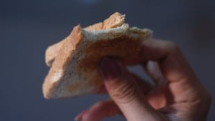 Ein simpler Toast wurde für Influencerin „Carmushka“ beinahe zur Todesfalle.