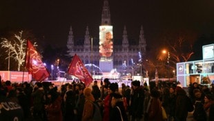Der Akademikerball in der Wiener Hofburg hat auch heuer wieder für Proteste in der Innenstadt ...