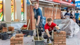 Alles fest im Griff haben die engagierten Lehrlinge, die auf der „lebenden Baustelle“ bei der ...
