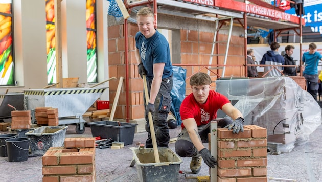 Alles fest im Griff haben die engagierten Lehrlinge, die auf der „lebenden Baustelle“ bei der ...