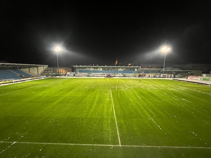 Am Abend war das Spielfeld schneefrei.
