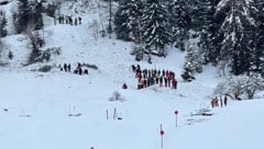 Bergretter und andere Wintersportler suchten in St. Anton nach den Verschütteten.
