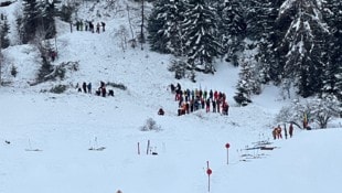 Bergretter und andere Wintersportler suchten in St. Anton nach den Verschütteten.