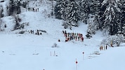 Bergretter und andere Wintersportler suchten in St. Anton nach den Verschütteten.