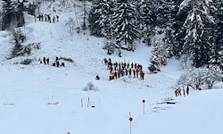 Bergretter und andere Wintersportler suchten in St. Anton nach den Verschütteten.