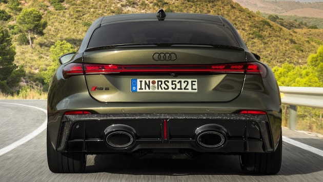 Beim neuen Audi RS5 ragen fette Auspuffendrohre durch den Diffusor.