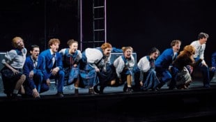 Das ganz junge Ensemble lässt in „Spring Awakening“ die großen Emotionen des Erwachsenwerdens ...