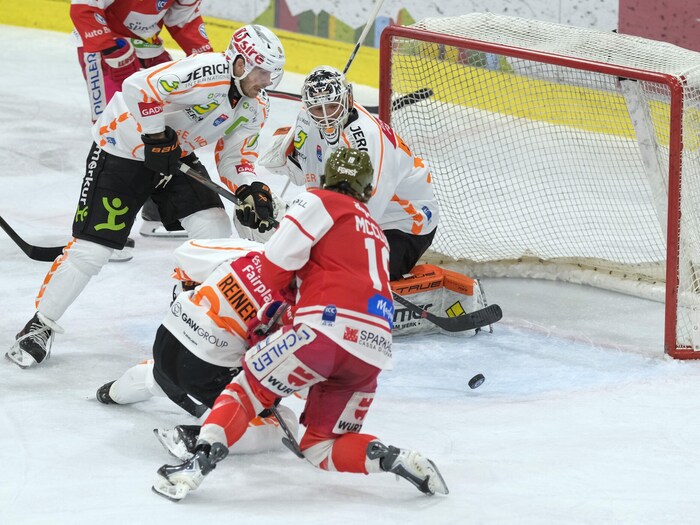 99ers-Goalie Lagace musste in Bozen gleich viermal hinter sich greifen.