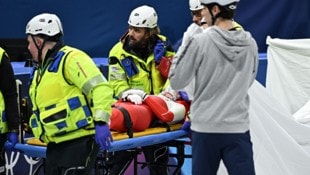 Kamia Sellier wird mit der Trage vom Eis gebracht.