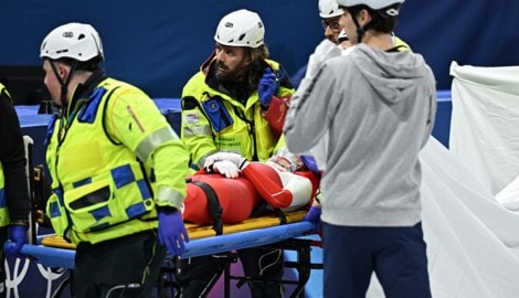 Kamia Sellier wird mit der Trage vom Eis gebracht.