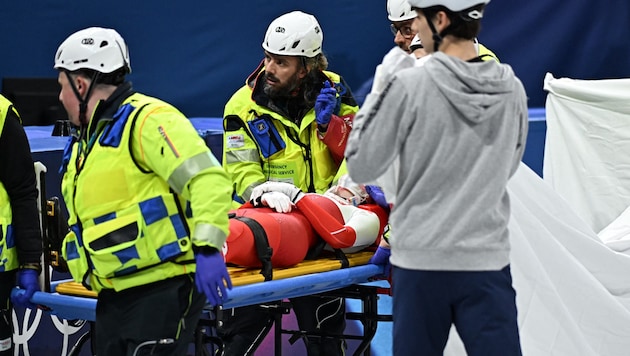 Kamia Sellier wird mit der Trage vom Eis gebracht.