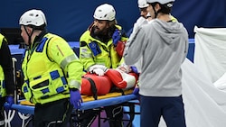 Kamia Sellier wird mit der Trage vom Eis gebracht.