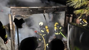 Atemschutztrupps konnten ein Übergreifen der Flammen verhindern.