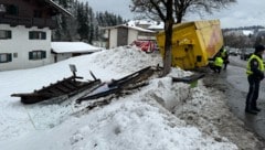 Der Sattelauflieger krachte gegen die Haltestelle. Zum Glück stand da niemand!