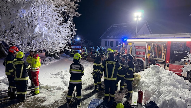 65 Einsatzkräfte bargen die Opfer und löschten rasch .
