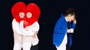 Sehr selbstironisch und akrobatisch: Das Ensemble gefällt