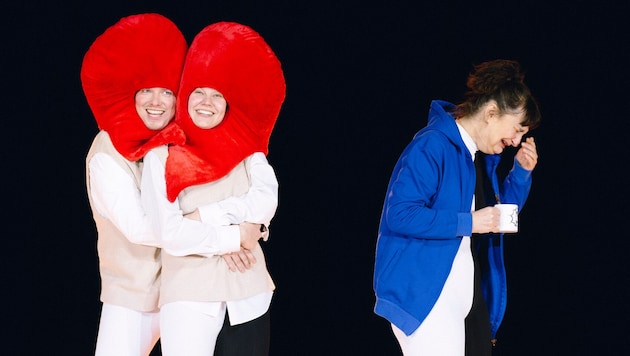 Sehr selbstironisch und akrobatisch: Das Ensemble gefällt