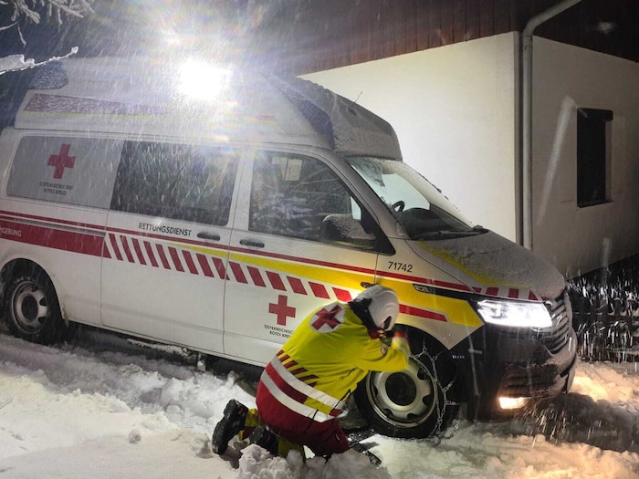 Der Schnee wurde auch für Sanitäter zur Herausforderung.