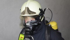 Die Feuerwehr rückte mit Atemschutz an (Symbolfoto).