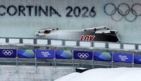 Bei 115 km/h kippte der Viererbob von Pilot Jakob Mandlbauer um.