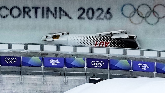 Bei 115 km/h kippte der Viererbob von Pilot Jakob Mandlbauer um.