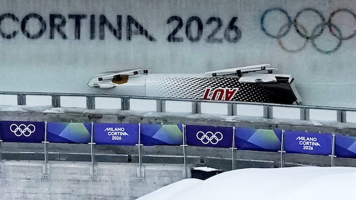 Der umgestürzte Österreicher-Bob rutschte beinahe den gesamten Eiskanal runter.