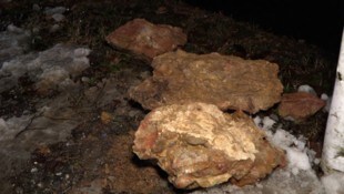 Diese Gesteinsbrocken lösten sich aus dem Hang. 