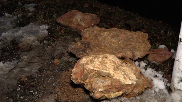 Diese Gesteinsbrocken lösten sich aus dem Hang.