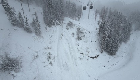 Direkt unterhalb der Bahntrasse ging die Lawine in Serfaus ab.