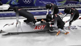 Der einzige noch im Bewerb verbliebene österreichische Viererbob – mit Markus Treichl, Markus ...