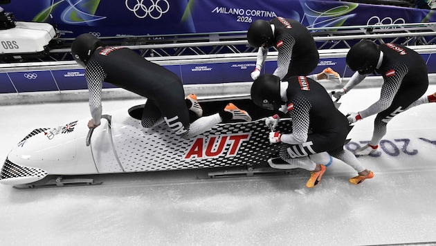 Der einzige noch im Bewerb verbliebene österreichische Viererbob – mit Markus Treichl, Markus ...
