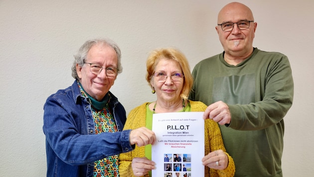 Friedrich Hinterberger (v. l.), Waltraud Wagner-Müller und Robert Müller starteten eine Petition