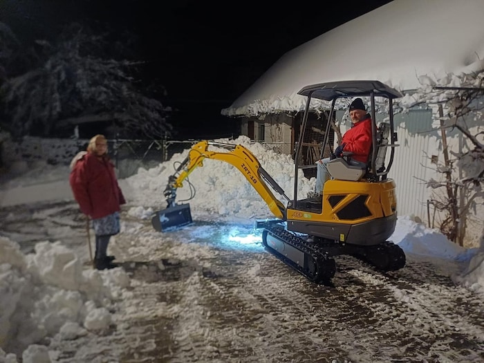 Mitarbeiter Christian räumte für eingeschneite Anrainer bis spät am Abend die Wege frei.