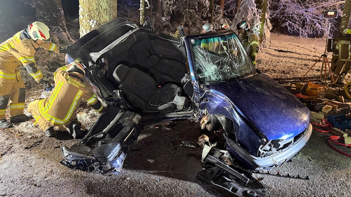 Das komplett demolierte Unfallfahrzeug.
