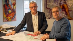 Bürgermeister Thomas Steiner und der Stadtgärtner Stefan Ferschich mit den Plänen für die ...