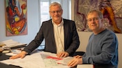 Bürgermeister Thomas Steiner und der Stadtgärtner Stefan Ferschich mit den Plänen für die ...