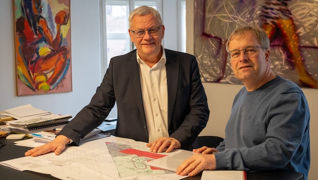 Bürgermeister Thomas Steiner und der Stadtgärtner Stefan Ferschich mit den Plänen für die ...