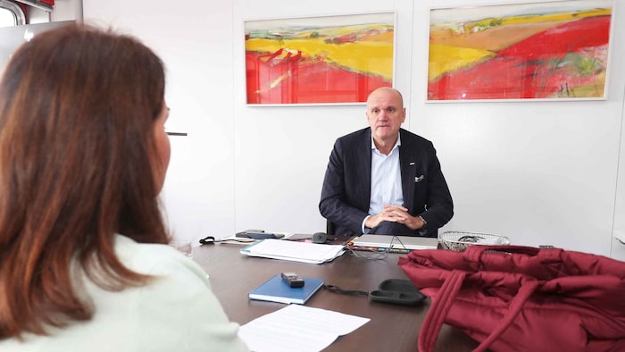 Landesdirektor Werner Herics beim „Krone“-Interview in seinem Büro