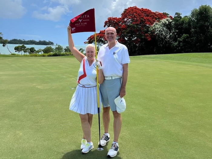 Außerdem sind beide passionierte Golfer. Herics schwimmt auch gern.