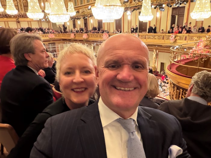 Mit seiner Ehefrau, der Juwelierin und Schmuckexpertin Astrid Fialka-Herics, geht er gerne ins ...