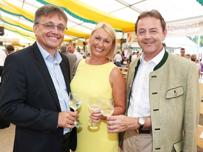 Elisabeth Pauer-Gerbavsits mit Landwirtschaftskammerpräsident Nikolaus Berlakovich und ihrem ...